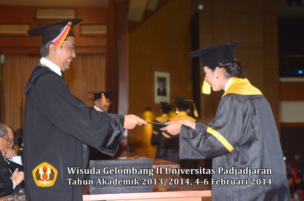 wisuda-unpad-gel-ii-ta-2013_2014-fakultas-ilmu-komunikasi-oleh-dekan-019