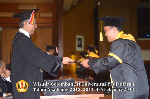 wisuda-unpad-gel-ii-ta-2013_2014-fakultas-ilmu-komunikasi-oleh-dekan-021