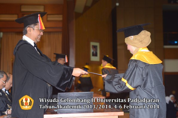 wisuda-unpad-gel-ii-ta-2013_2014-fakultas-ilmu-komunikasi-oleh-dekan-024