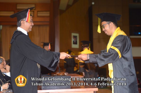 wisuda-unpad-gel-ii-ta-2013_2014-fakultas-ilmu-komunikasi-oleh-dekan-026