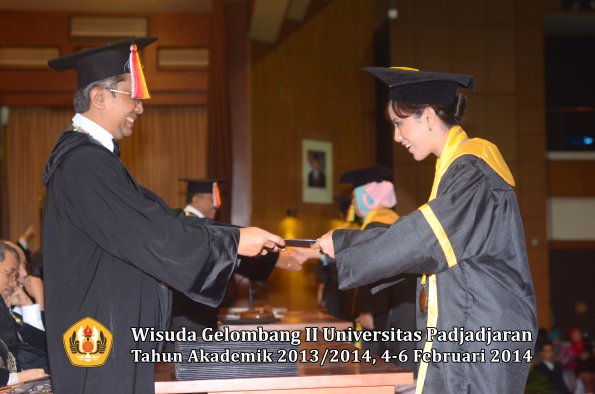 wisuda-unpad-gel-ii-ta-2013_2014-fakultas-ilmu-komunikasi-oleh-dekan-034