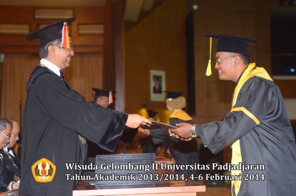 wisuda-unpad-gel-ii-ta-2013_2014-fakultas-ilmu-komunikasi-oleh-dekan-035