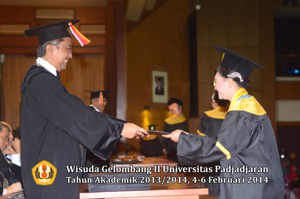 wisuda-unpad-gel-ii-ta-2013_2014-fakultas-ilmu-komunikasi-oleh-dekan-038