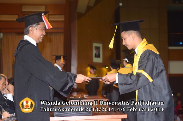 wisuda-unpad-gel-ii-ta-2013_2014-fakultas-ilmu-komunikasi-oleh-dekan-039