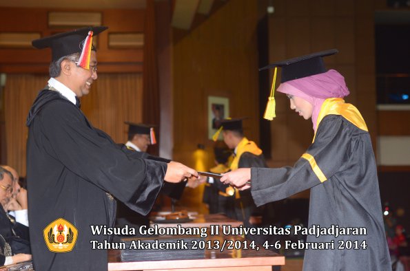 wisuda-unpad-gel-ii-ta-2013_2014-fakultas-ilmu-komunikasi-oleh-dekan-040