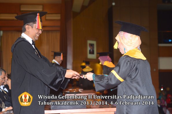 wisuda-unpad-gel-ii-ta-2013_2014-fakultas-ilmu-komunikasi-oleh-dekan-041