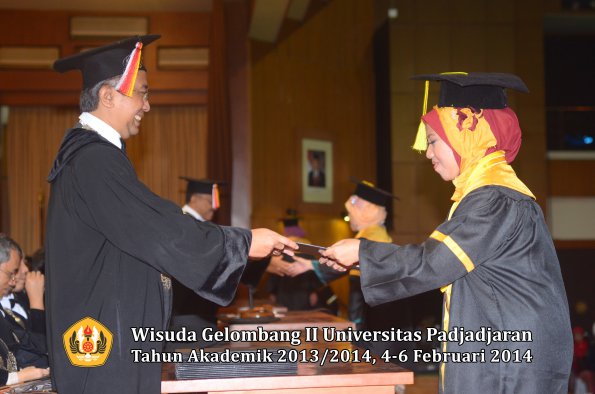 wisuda-unpad-gel-ii-ta-2013_2014-fakultas-ilmu-komunikasi-oleh-dekan-042