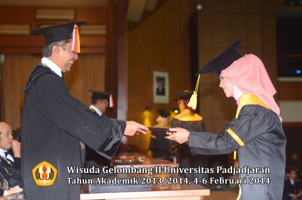 wisuda-unpad-gel-ii-ta-2013_2014-fakultas-ilmu-komunikasi-oleh-dekan-043