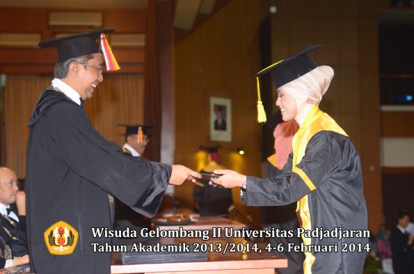 wisuda-unpad-gel-ii-ta-2013_2014-fakultas-ilmu-komunikasi-oleh-dekan-044