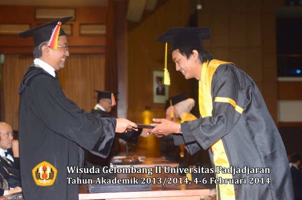 wisuda-unpad-gel-ii-ta-2013_2014-fakultas-ilmu-komunikasi-oleh-dekan-045