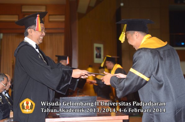 wisuda-unpad-gel-ii-ta-2013_2014-fakultas-ilmu-komunikasi-oleh-dekan-046