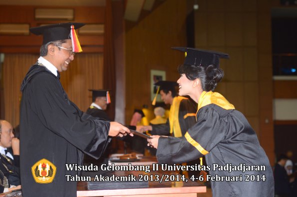 wisuda-unpad-gel-ii-ta-2013_2014-fakultas-ilmu-komunikasi-oleh-dekan-047