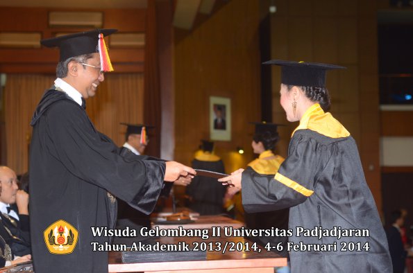 wisuda-unpad-gel-ii-ta-2013_2014-fakultas-ilmu-komunikasi-oleh-dekan-048