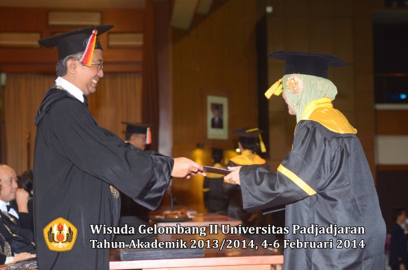 wisuda-unpad-gel-ii-ta-2013_2014-fakultas-ilmu-komunikasi-oleh-dekan-049