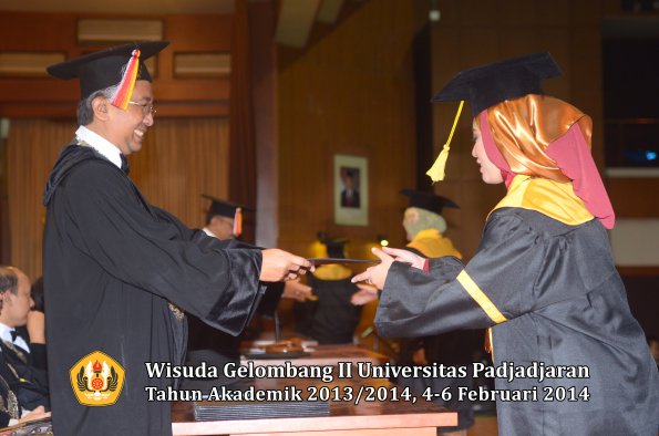 wisuda-unpad-gel-ii-ta-2013_2014-fakultas-ilmu-komunikasi-oleh-dekan-050