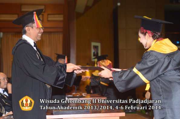 wisuda-unpad-gel-ii-ta-2013_2014-fakultas-ilmu-komunikasi-oleh-dekan-051