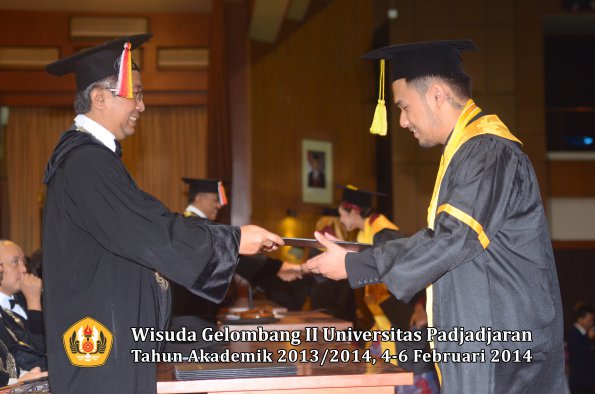 wisuda-unpad-gel-ii-ta-2013_2014-fakultas-ilmu-komunikasi-oleh-dekan-052