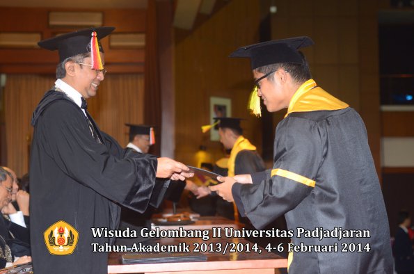 wisuda-unpad-gel-ii-ta-2013_2014-fakultas-ilmu-komunikasi-oleh-dekan-053