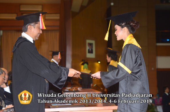 wisuda-unpad-gel-ii-ta-2013_2014-fakultas-ilmu-komunikasi-oleh-dekan-056