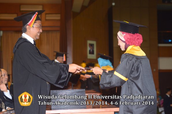 wisuda-unpad-gel-ii-ta-2013_2014-fakultas-ilmu-komunikasi-oleh-dekan-065