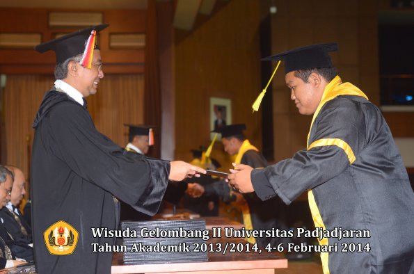 wisuda-unpad-gel-ii-ta-2013_2014-fakultas-ilmu-komunikasi-oleh-dekan-070