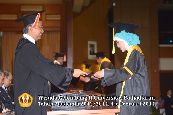 wisuda-unpad-gel-ii-ta-2013_2014-fakultas-ilmu-komunikasi-oleh-dekan-071