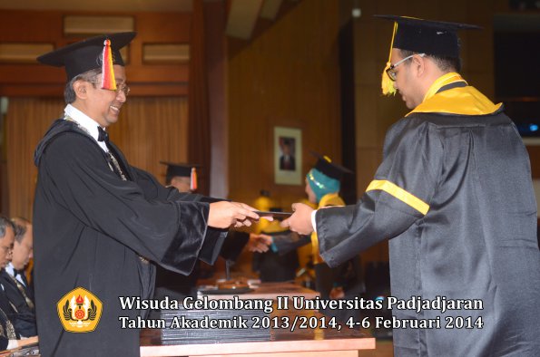 wisuda-unpad-gel-ii-ta-2013_2014-fakultas-ilmu-komunikasi-oleh-dekan-080