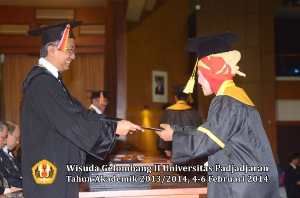 wisuda-unpad-gel-ii-ta-2013_2014-fakultas-ilmu-komunikasi-oleh-dekan-081