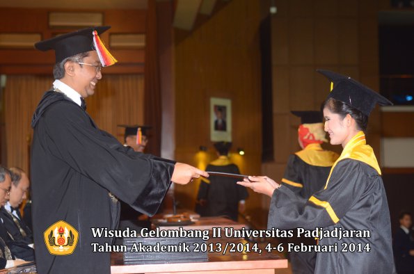 wisuda-unpad-gel-ii-ta-2013_2014-fakultas-ilmu-komunikasi-oleh-dekan-082