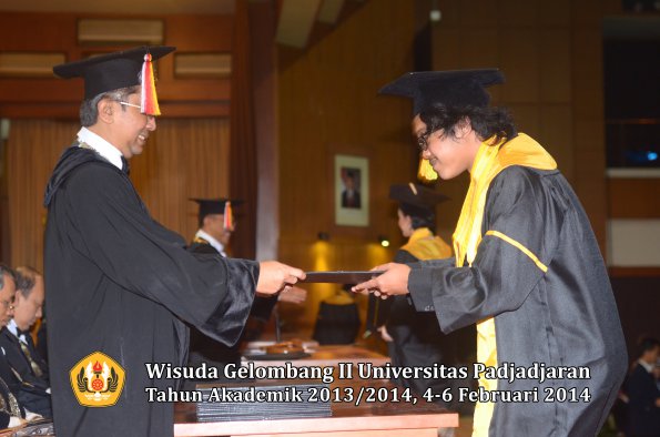 wisuda-unpad-gel-ii-ta-2013_2014-fakultas-ilmu-komunikasi-oleh-dekan-088