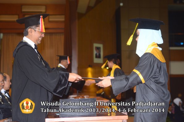 wisuda-unpad-gel-ii-ta-2013_2014-fakultas-ilmu-komunikasi-oleh-dekan-090