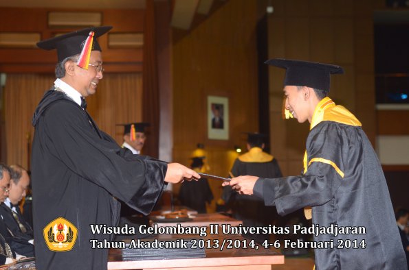 wisuda-unpad-gel-ii-ta-2013_2014-fakultas-ilmu-komunikasi-oleh-dekan-091