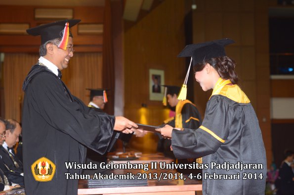 wisuda-unpad-gel-ii-ta-2013_2014-fakultas-ilmu-komunikasi-oleh-dekan-094