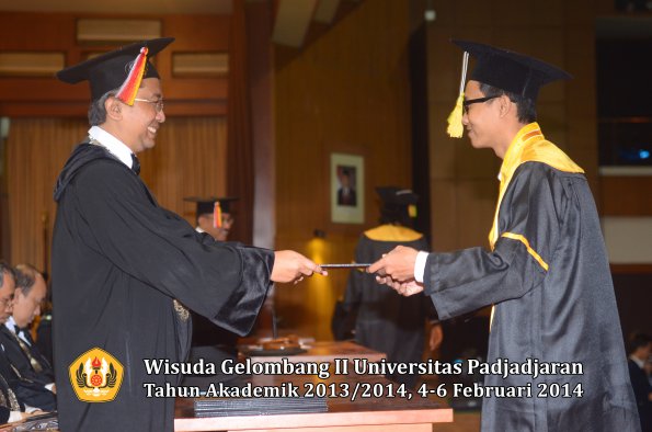 wisuda-unpad-gel-ii-ta-2013_2014-fakultas-ilmu-komunikasi-oleh-dekan-097