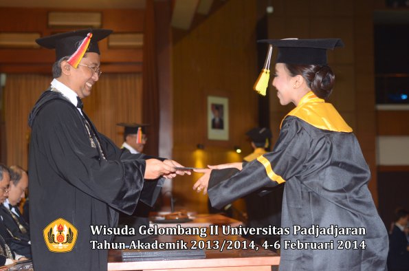 wisuda-unpad-gel-ii-ta-2013_2014-fakultas-ilmu-komunikasi-oleh-dekan-098