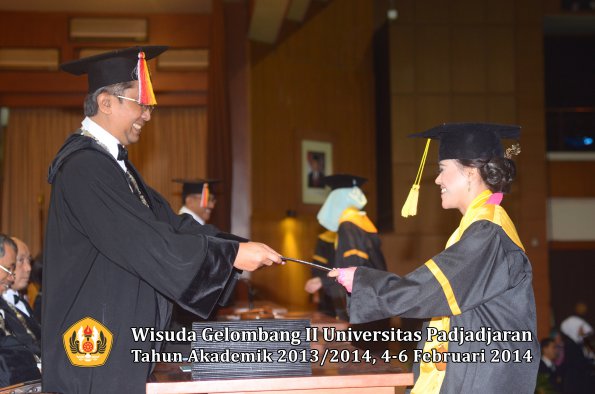 wisuda-unpad-gel-ii-ta-2013_2014-fakultas-ilmu-komunikasi-oleh-dekan-101