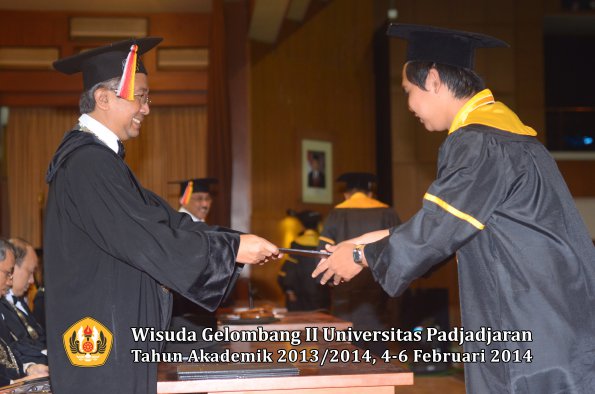 wisuda-unpad-gel-ii-ta-2013_2014-fakultas-ilmu-komunikasi-oleh-dekan-102