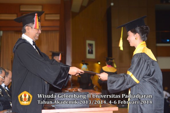 wisuda-unpad-gel-ii-ta-2013_2014-fakultas-ilmu-komunikasi-oleh-dekan-105