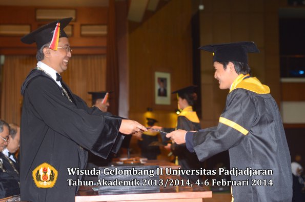 wisuda-unpad-gel-ii-ta-2013_2014-fakultas-ilmu-komunikasi-oleh-dekan-106