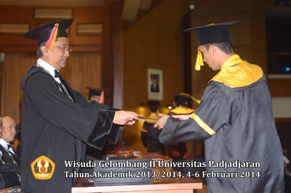 wisuda-unpad-gel-ii-ta-2013_2014-fakultas-ilmu-komunikasi-oleh-dekan-107