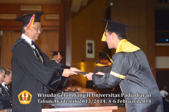 wisuda-unpad-gel-ii-ta-2013_2014-fakultas-ilmu-komunikasi-oleh-dekan-109