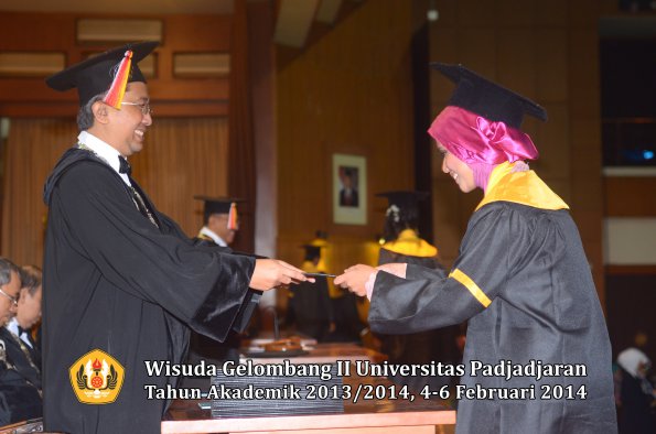 wisuda-unpad-gel-ii-ta-2013_2014-fakultas-ilmu-komunikasi-oleh-dekan-111