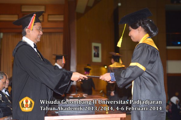 wisuda-unpad-gel-ii-ta-2013_2014-fakultas-ilmu-komunikasi-oleh-dekan-113