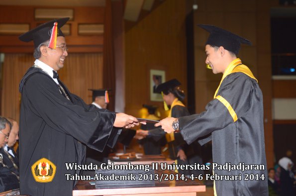 wisuda-unpad-gel-ii-ta-2013_2014-fakultas-ilmu-komunikasi-oleh-dekan-114