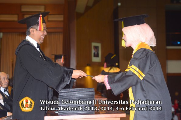 wisuda-unpad-gel-ii-ta-2013_2014-fakultas-ilmu-komunikasi-oleh-dekan-115