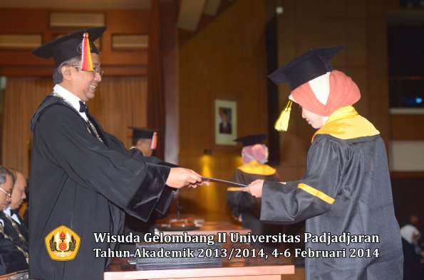 wisuda-unpad-gel-ii-ta-2013_2014-fakultas-ilmu-komunikasi-oleh-dekan-117