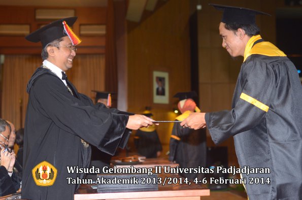 wisuda-unpad-gel-ii-ta-2013_2014-fakultas-ilmu-komunikasi-oleh-dekan-118