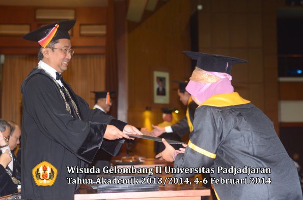 wisuda-unpad-gel-ii-ta-2013_2014-fakultas-ilmu-komunikasi-oleh-dekan-119