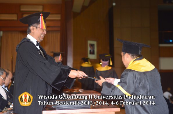 wisuda-unpad-gel-ii-ta-2013_2014-fakultas-ilmu-komunikasi-oleh-dekan-120