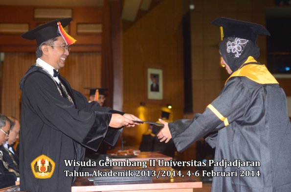 wisuda-unpad-gel-ii-ta-2013_2014-fakultas-ilmu-komunikasi-oleh-dekan-121